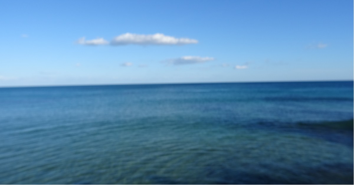 Il mare di Avola, l'orizzonte, una nuvola