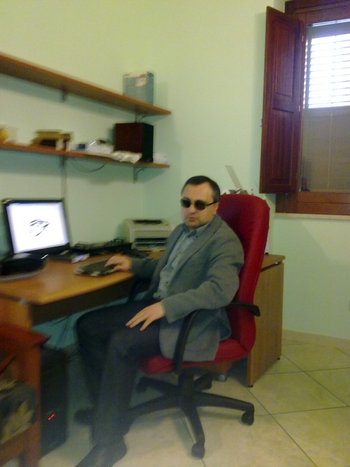 Giuseppe sentado en el escritorio